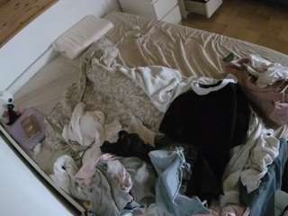 voyeurcam-julmodels-greybed-1