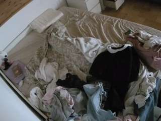 voyeurcam-julmodels-greybed-1