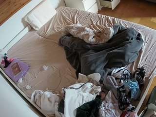voyeurcam-julmodels-greybed-1