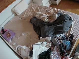 voyeurcam-julmodels-greybed-1