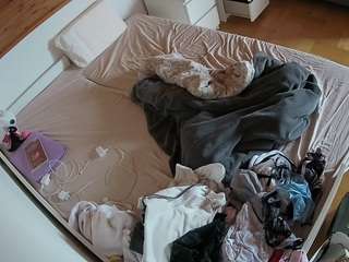 voyeurcam-julmodels-greybed-1
