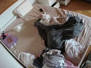 voyeurcam-julmodels-greybed-1