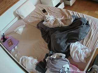 voyeurcam-julmodels-greybed-1