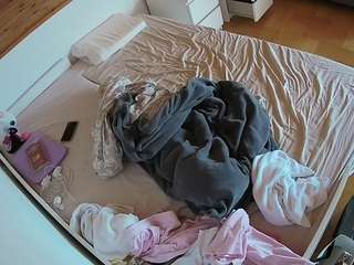 voyeurcam-julmodels-greybed-1