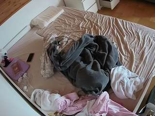voyeurcam-julmodels-greybed-1