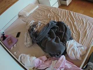 voyeurcam-julmodels-greybed-1