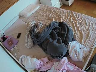 voyeurcam-julmodels-greybed-1