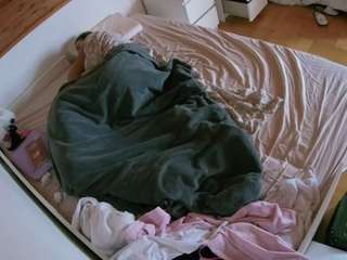 voyeurcam-julmodels-greybed-1