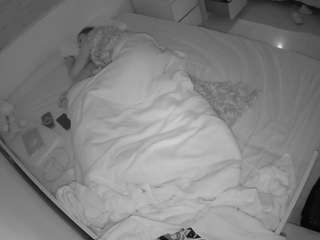 voyeurcam-julmodels-greybed-1