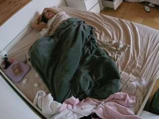 voyeurcam-julmodels-greybed-1