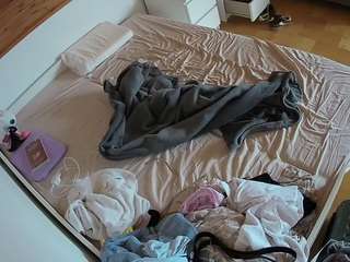 voyeurcam-julmodels-greybed-1
