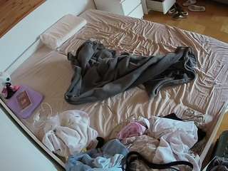 voyeurcam-julmodels-greybed-1