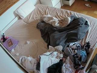 voyeurcam-julmodels-greybed-1