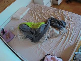 voyeurcam-julmodels-greybed-1