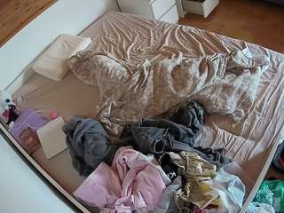 voyeurcam-julmodels-greybed-1