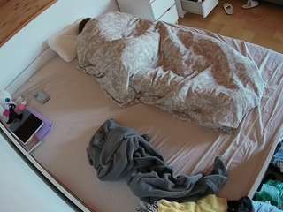 voyeurcam-julmodels-greybed-1
