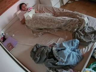 voyeurcam-julmodels-greybed-1