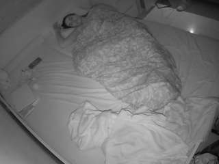 voyeurcam-julmodels-greybed-1