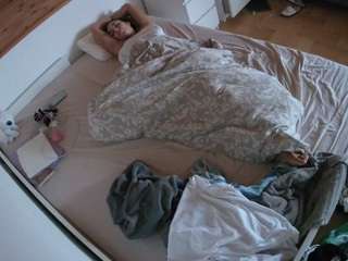 voyeurcam-julmodels-greybed-1