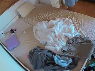 voyeurcam-julmodels-greybed-1