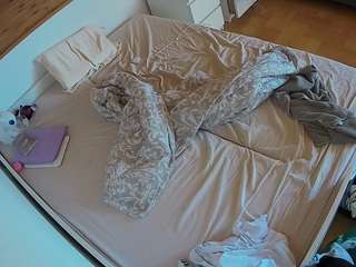 voyeurcam-julmodels-greybed-1