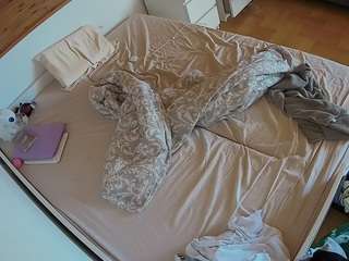 voyeurcam-julmodels-greybed-1