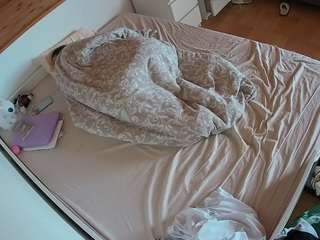 voyeurcam-julmodels-greybed-1