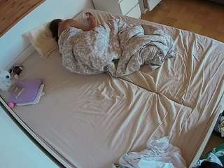 voyeurcam-julmodels-greybed-1