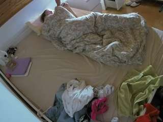 voyeurcam-julmodels-greybed-1