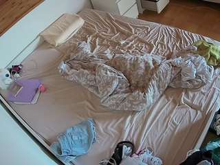 voyeurcam-julmodels-greybed-1