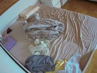 voyeurcam-julmodels-greybed-1