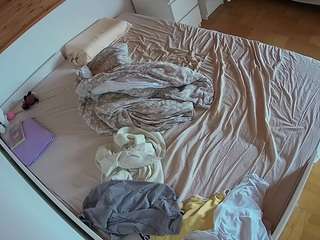 voyeurcam-julmodels-greybed-1
