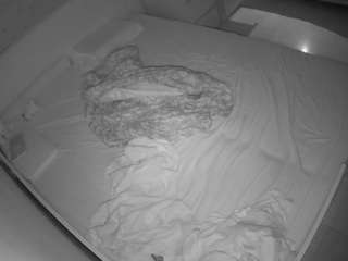 voyeurcam-julmodels-greybed-1
