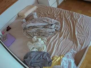 voyeurcam-julmodels-greybed-1