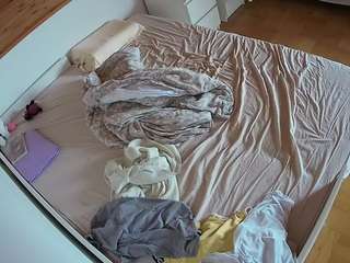 voyeurcam-julmodels-greybed-1