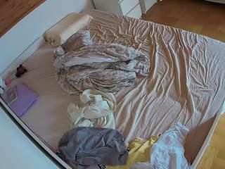 voyeurcam-julmodels-greybed-1