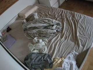 voyeurcam-julmodels-greybed-1