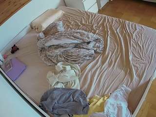 voyeurcam-julmodels-greybed-1
