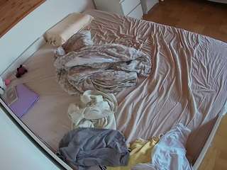 voyeurcam-julmodels-greybed-1