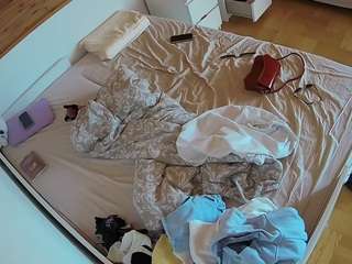 voyeurcam-julmodels-greybed-1
