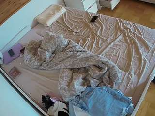 voyeurcam-julmodels-greybed-1