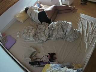 voyeurcam-julmodels-greybed-1