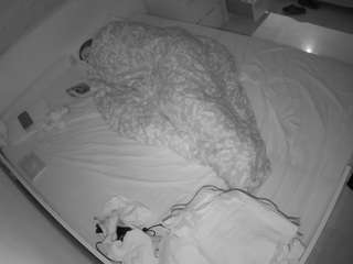 voyeurcam-julmodels-greybed-1
