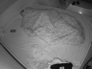 voyeurcam-julmodels-greybed-1 camsoda