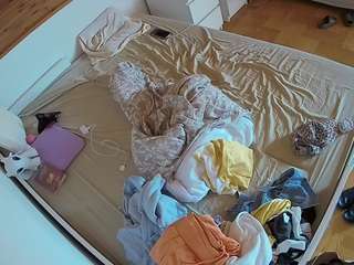 voyeurcam-julmodels-greybed-1