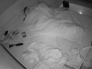 voyeurcam-julmodels-greybed-1