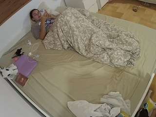 voyeurcam-julmodels-greybed-1