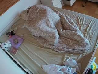 voyeurcam-julmodels-greybed-1 - Cam en Direct