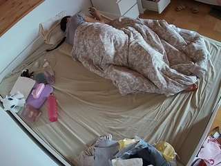 voyeurcam-julmodels-greybed-1