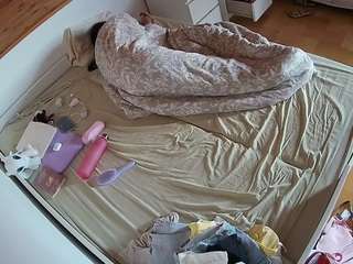voyeurcam-julmodels-greybed-1